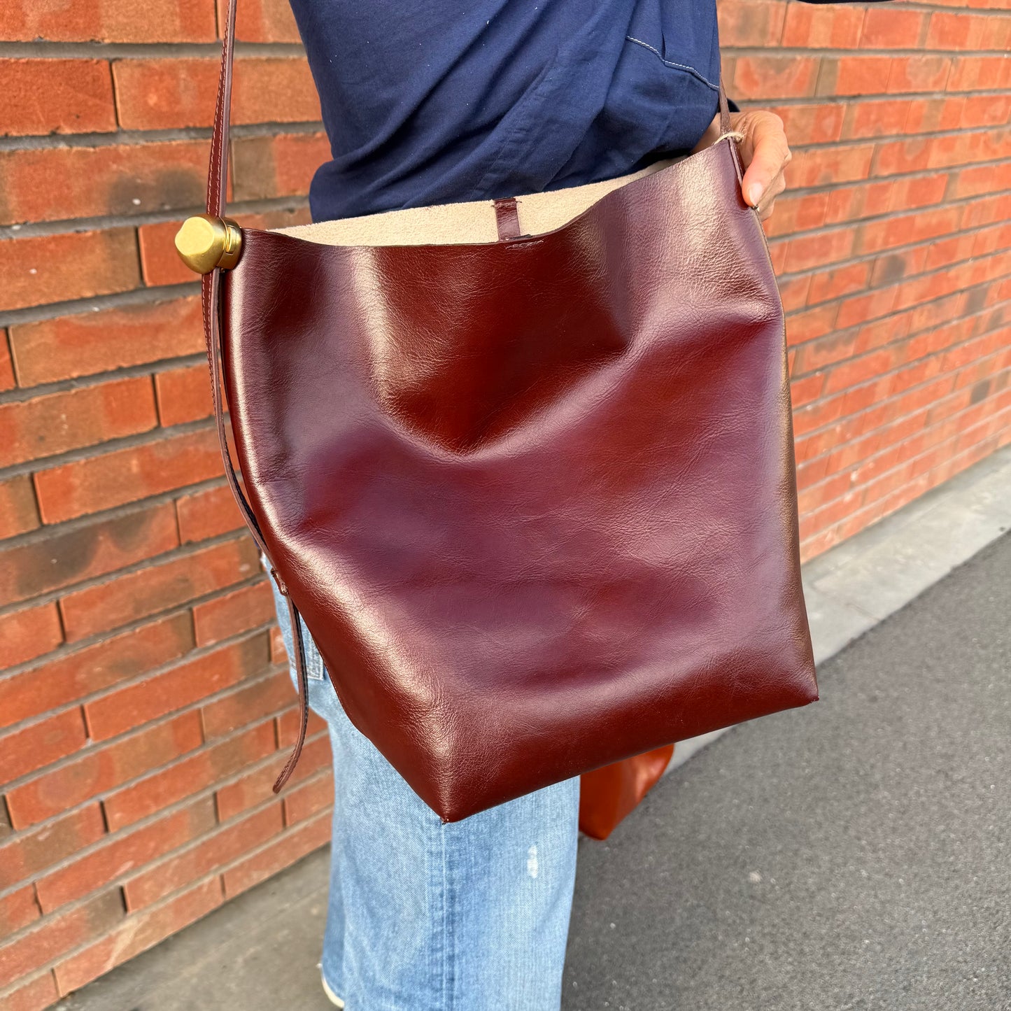 Grand sac seau en cuir, coloris marron. 