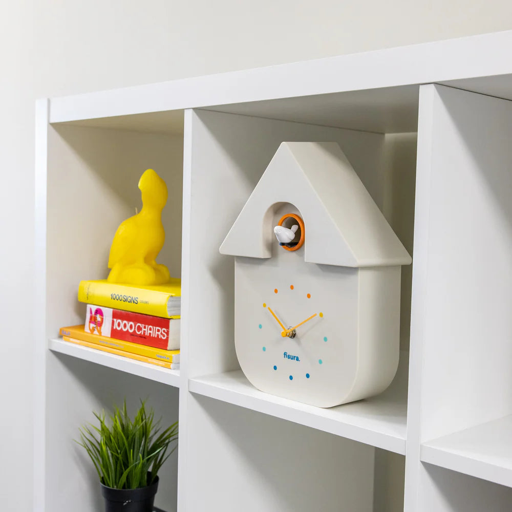 Horloge coucou, coloris blanc avec numérotation mulitcolore.