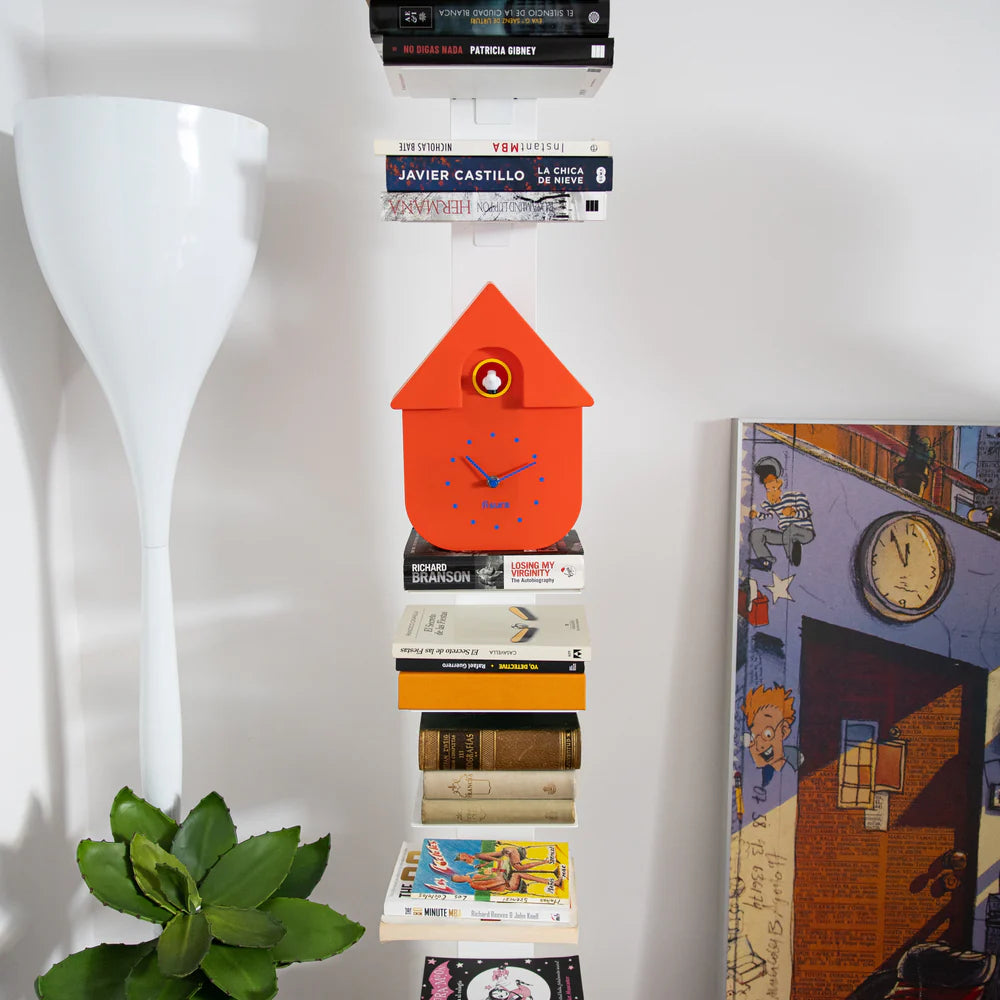 Horloge coucou, coloris corail avec pendule jaune.