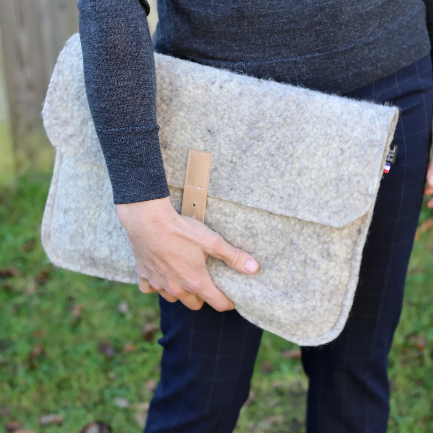 Housse d'ordinateur en laine feutrée française, coloris gris clair.
