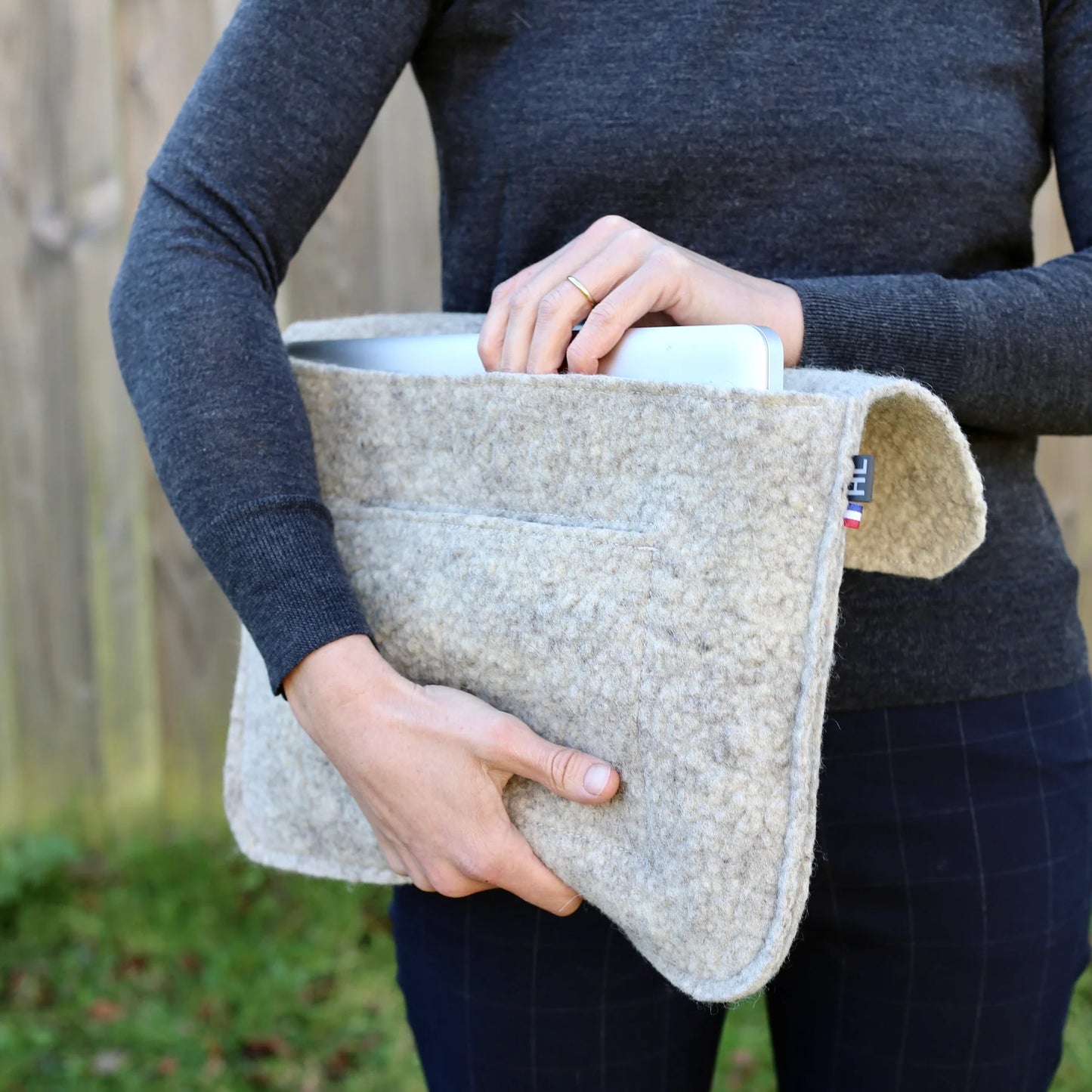 Housse d'ordinateur en laine feutrée française, coloris gris clair.