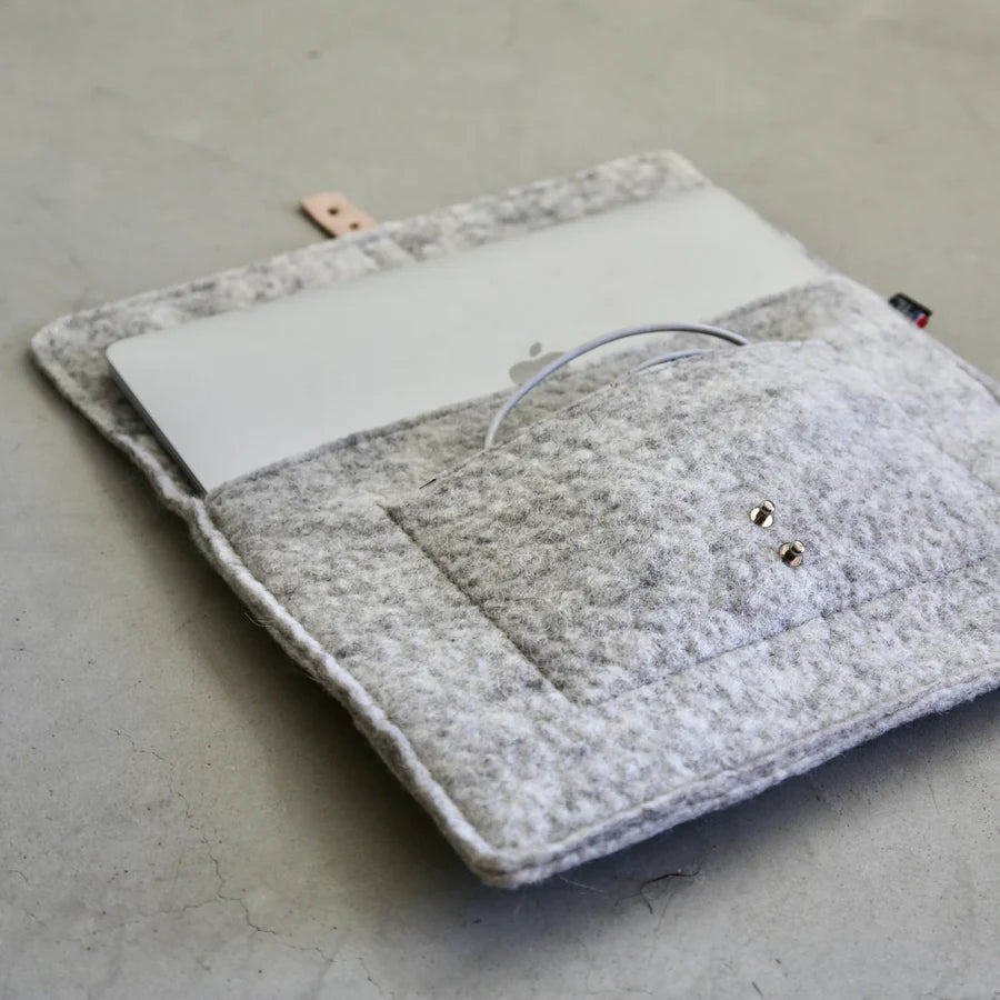 Housse d'ordinateur en laine feutrée française, coloris gris clair.