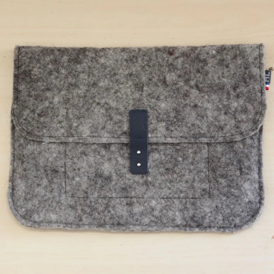 Housse d'ordinateur en laine feutrée française, coloris gris foncé.