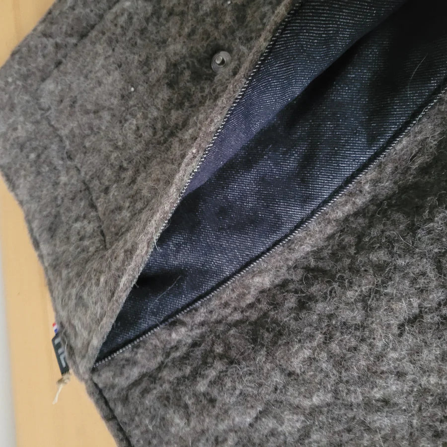 Housse pour tablette en laine feutrée française, coloris gris foncé, détail intérieur en jean.
