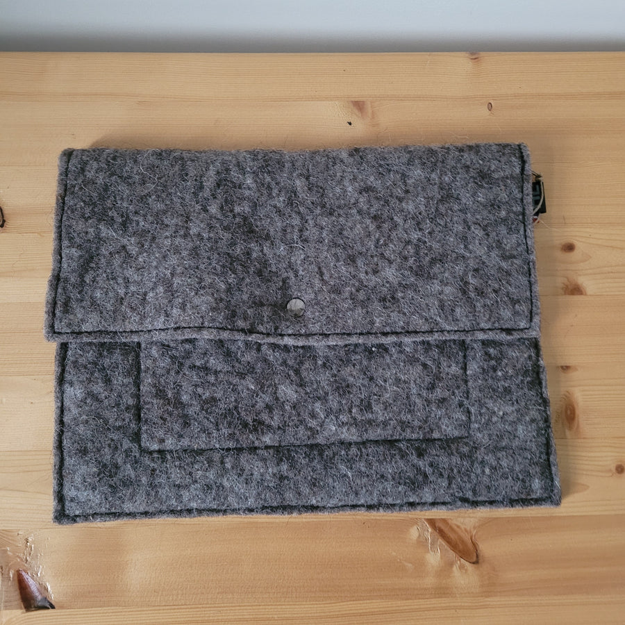 Housse pour tablette en laine feutrée française, coloris gris foncé.
