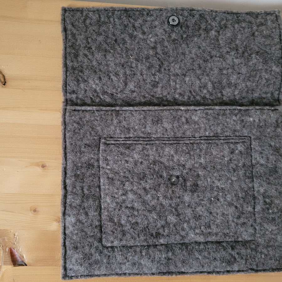 Housse pour tablette en laine feutrée française, coloris gris foncé.