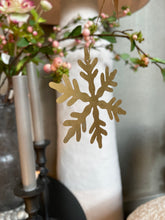 Charger l&#39;image dans la galerie, Décoration de Noël : Flocon de neige en laiton à suspendre

