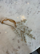 Charger l&#39;image dans la galerie, Décoration de Noël : Branche avec feuillage de perles blanches
