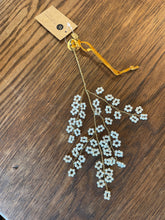 Charger l&#39;image dans la galerie, Décoration de Noël : Branche avec feuillage de perles blanches

