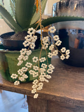 Charger l&#39;image dans la galerie, Décoration de Noël : Branche avec feuillage de perles blanches
