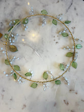 Charger l&#39;image dans la galerie, Couronne de feuilles en verre et de perles
