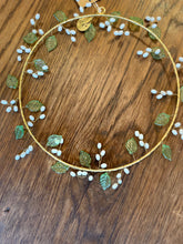 Charger l&#39;image dans la galerie, Couronne de feuilles en verre et de perles
