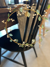 Charger l&#39;image dans la galerie, Couronne de feuilles en verre et de perles
