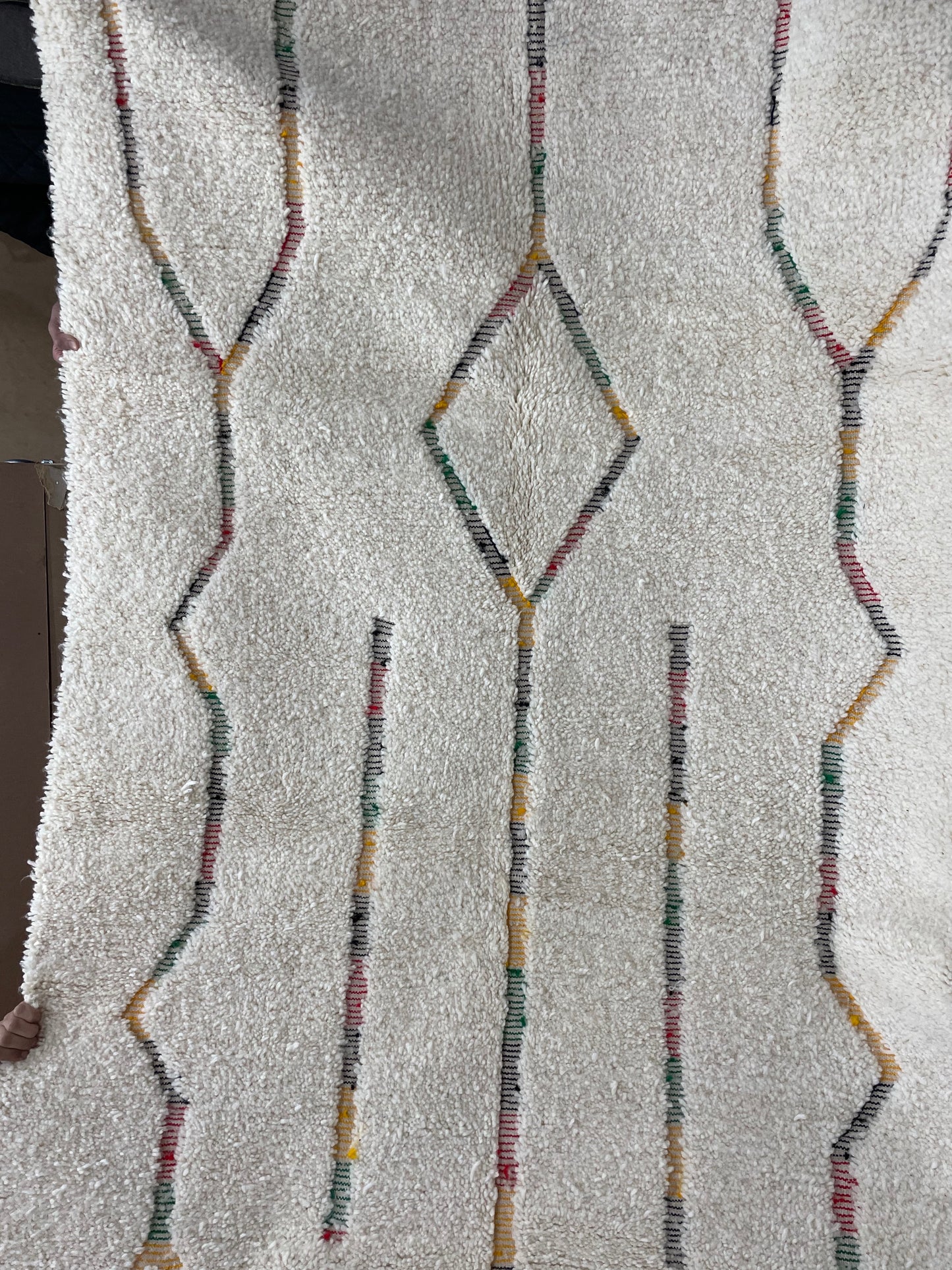 Tapis marocain BENI OUARAIN blanc cassé avec motifs multicolores 170 cm x 250 cm