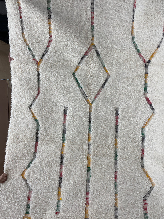 Tapis marocain BENI OUARAIN blanc cassé avec motifs multicolores 170 cm x 250 cm