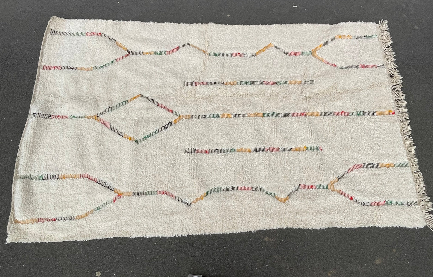 Tapis marocain BENI OUARAIN blanc cassé avec motifs multicolores 170 cm x 250 cm