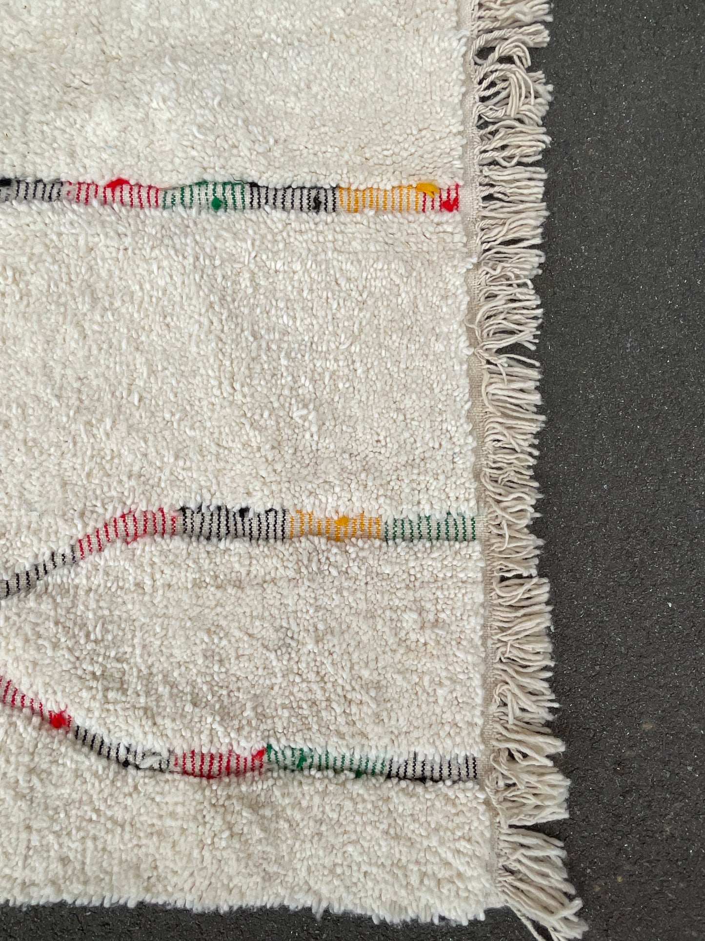 Tapis marocain BENI OUARAIN blanc cassé avec motifs multicolores 170 cm x 250 cm