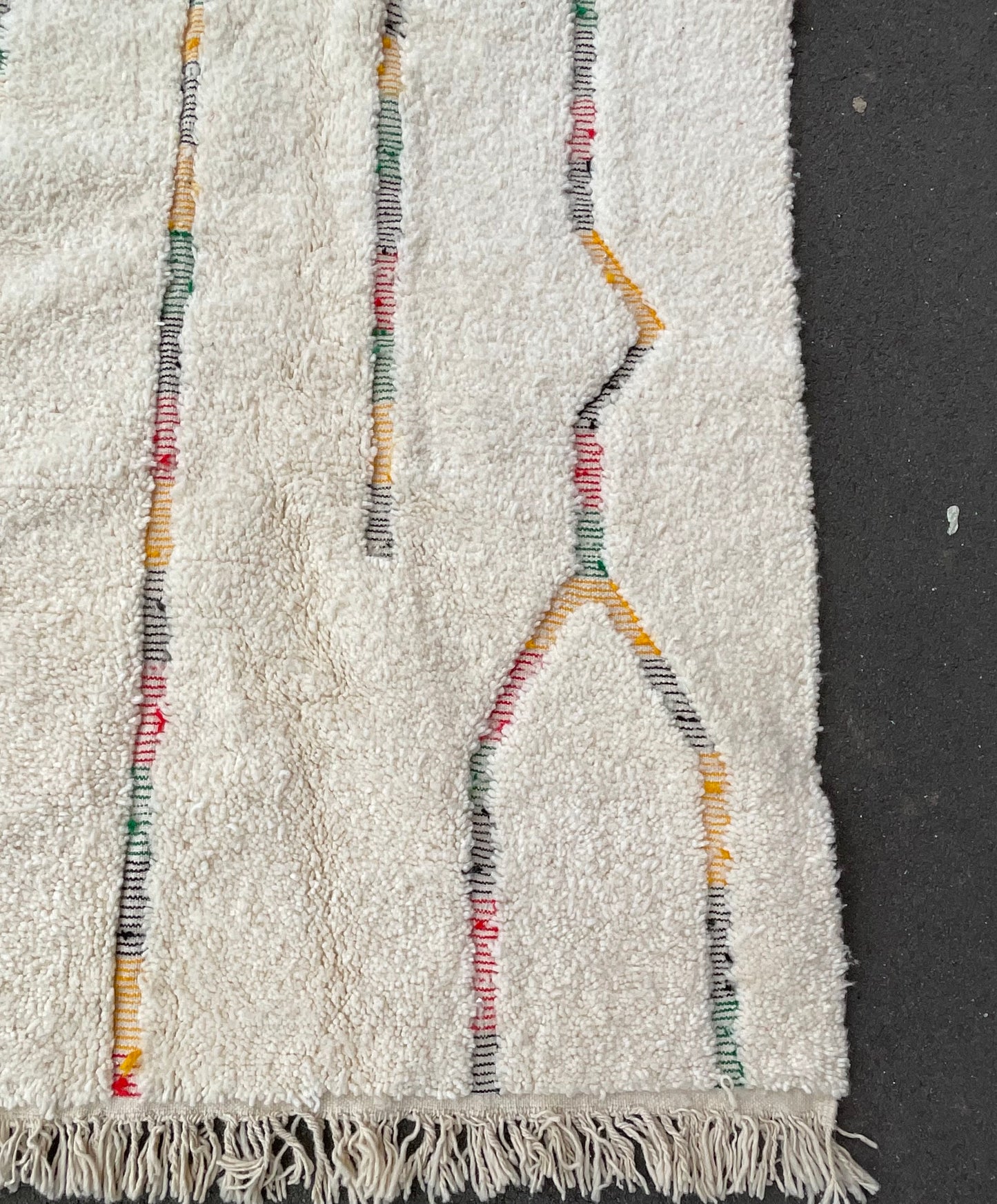 Tapis marocain BENI OUARAIN blanc cassé avec motifs multicolores 170 cm x 250 cm