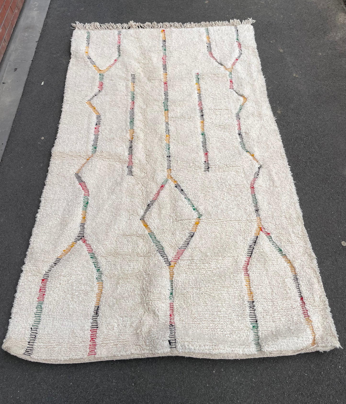 Tapis marocain BENI OUARAIN blanc cassé avec motifs multicolores 170 cm x 250 cm