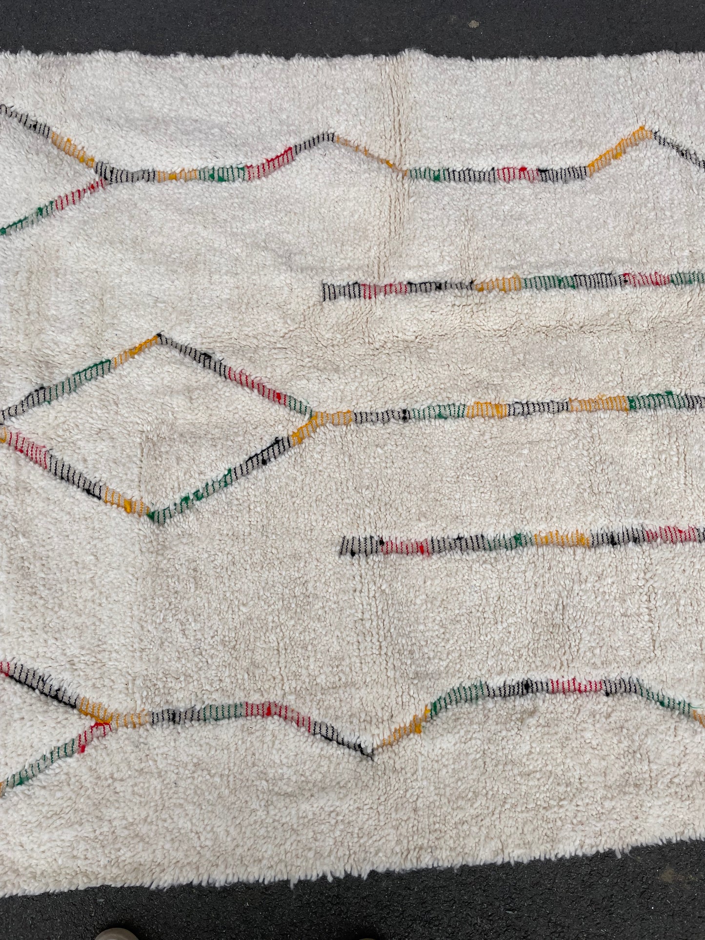 Tapis marocain BENI OUARAIN blanc cassé avec motifs multicolores 170 cm x 250 cm