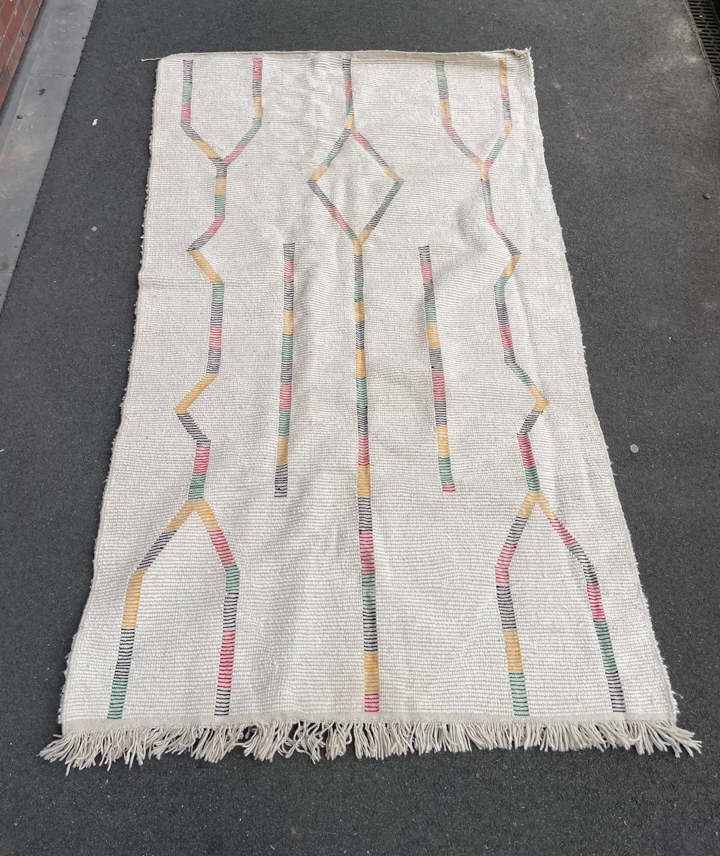 Tapis marocain BENI OUARAIN blanc cassé avec motifs multicolores 170 cm x 250 cm