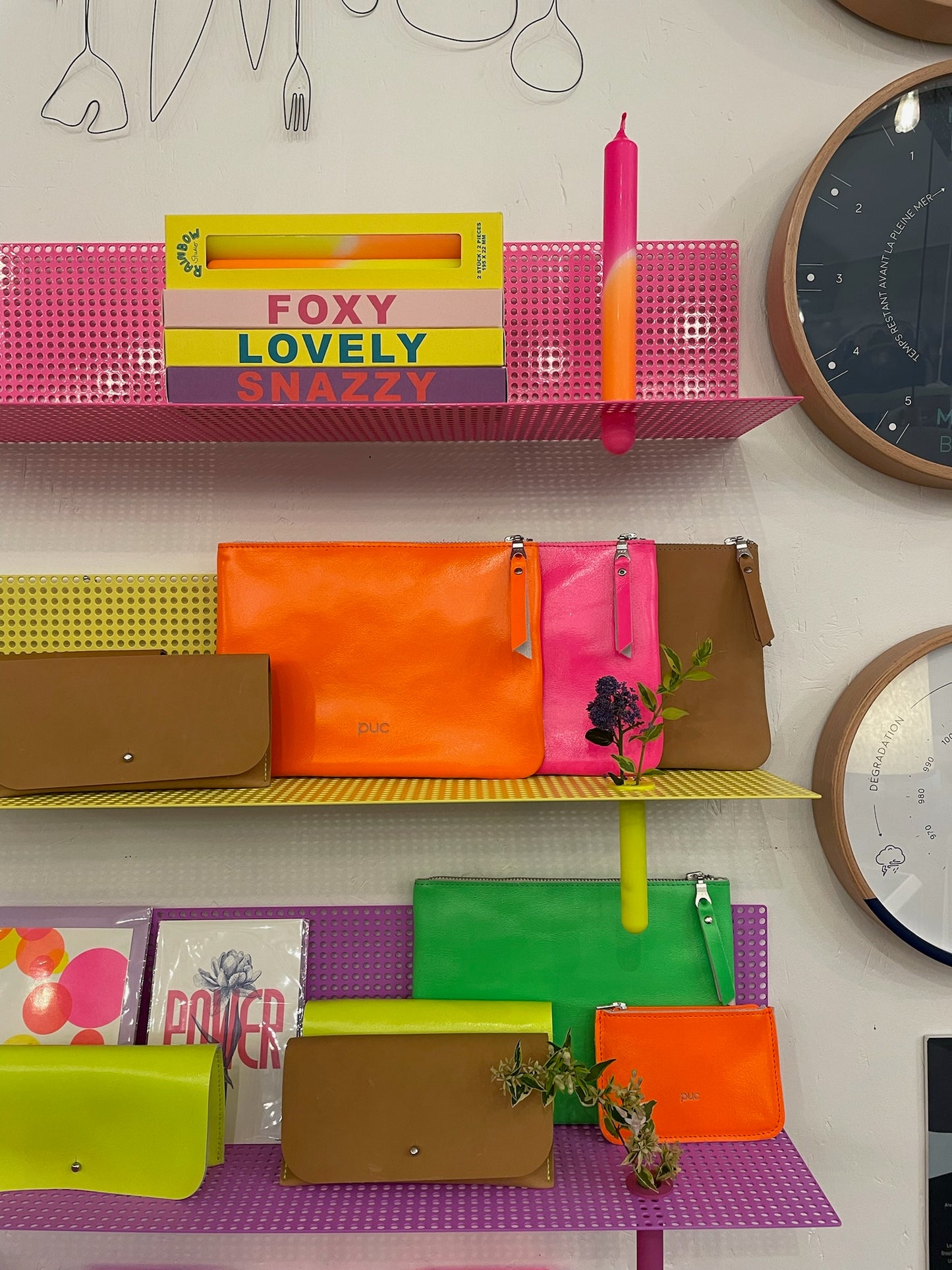 Etagère en métal fluo trop fun