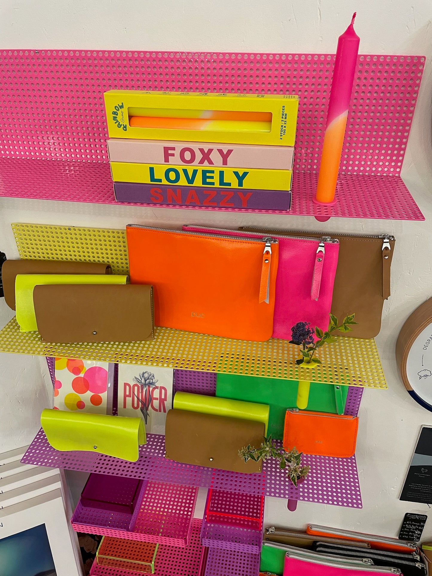 Etagère en métal fluo trop fun