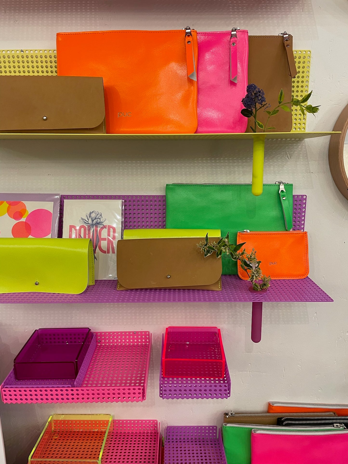 Etagère en métal fluo trop fun