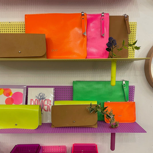 Étagère murale en métal perforé – Design coloré & accessoires déco