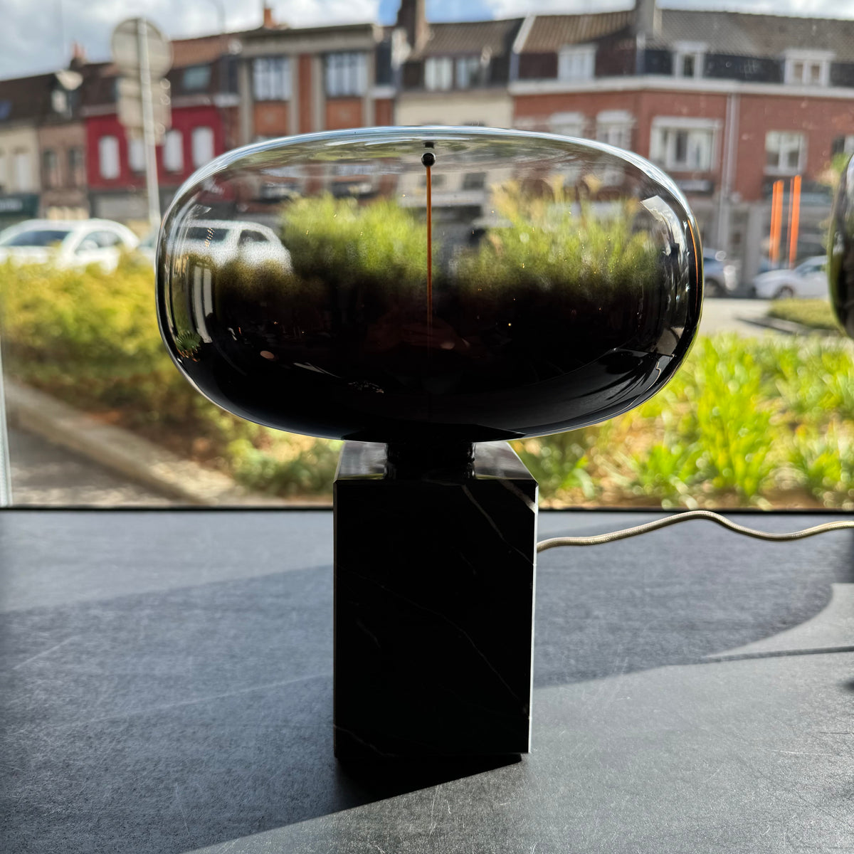 Lampe à poser en marbre noir avec ampoule magnétique