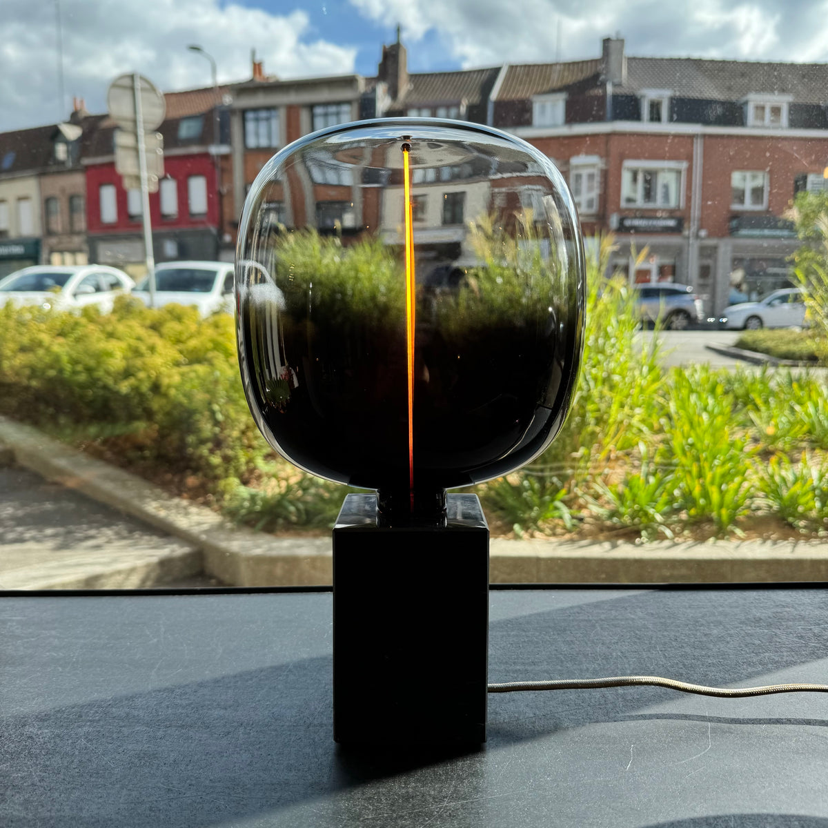Lampe à poser en marbre noir avec ampoule magnétique
