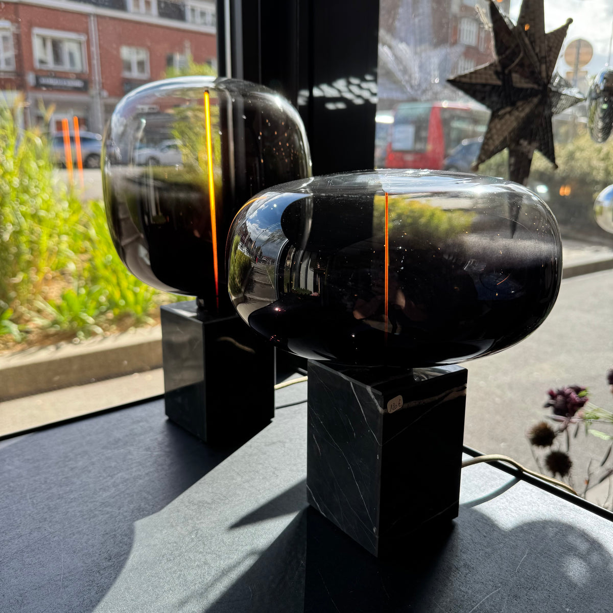 Lampe à poser en marbre noir avec ampoule magnétique