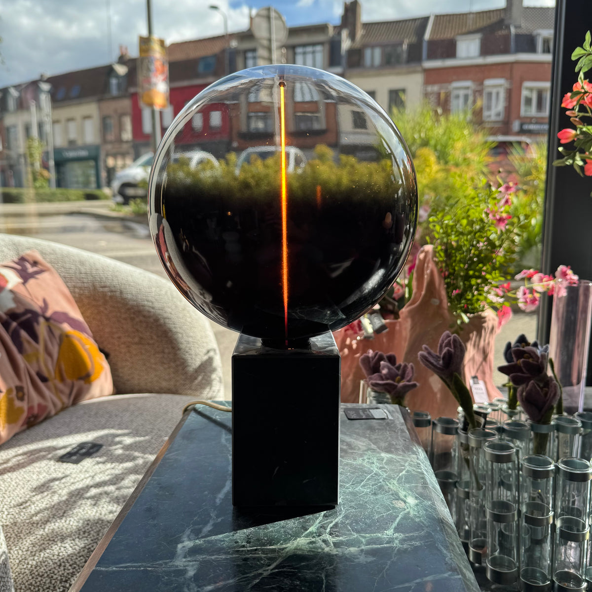 Lampe à poser en marbre noir avec ampoule magnétique