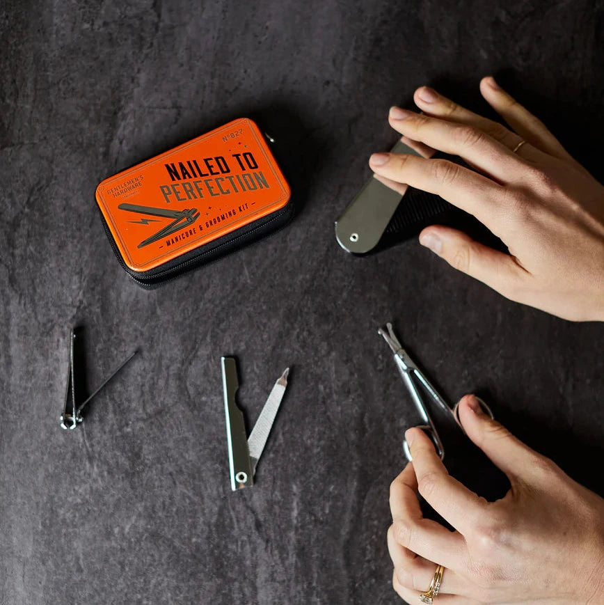 Kit de manucure dans une trousse en métal.