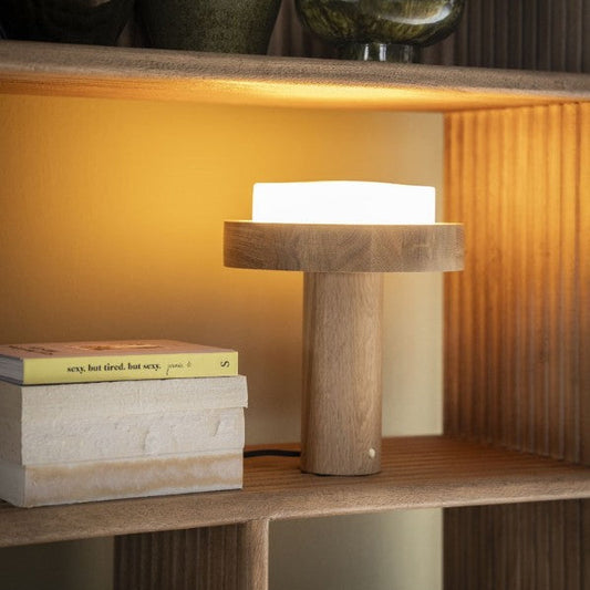 Lampe à poser en chêne et verre, avec interrupteur tactile, mode allumé.