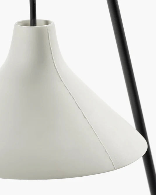 LAMPE EN METAL NOIR ET PORCELAINE BLANCHE SERAX