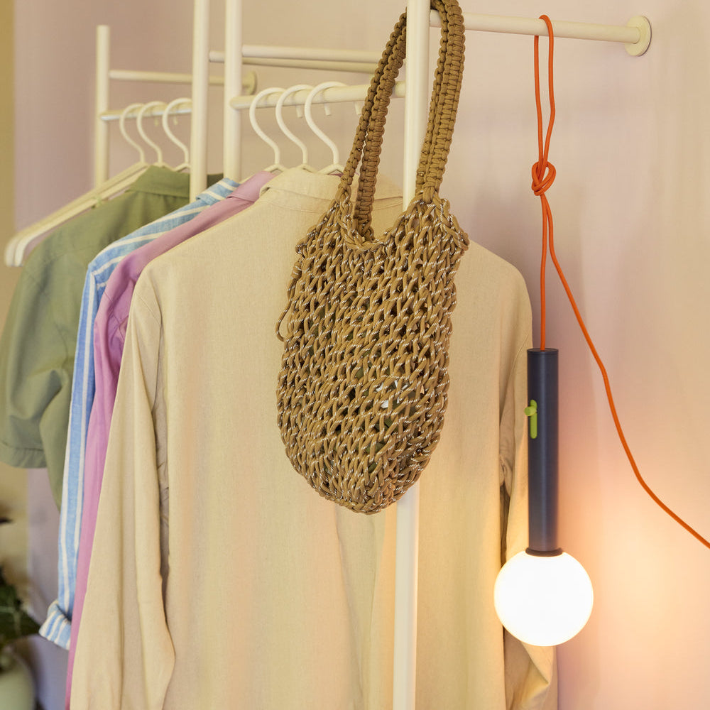 LAMPE DESIGN BALADEUSE BLEU ET FLUO ORANGE DE HUBSCH - LA PETITE BOITE JAUNE
