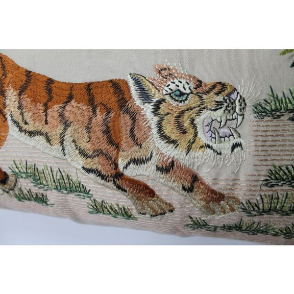Coussin magnifiquement brodé à la main avec un tigre subtilement coloré