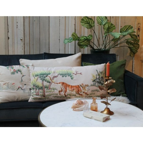 Coussin magnifiquement brodé à la main avec un tigre subtilement coloré