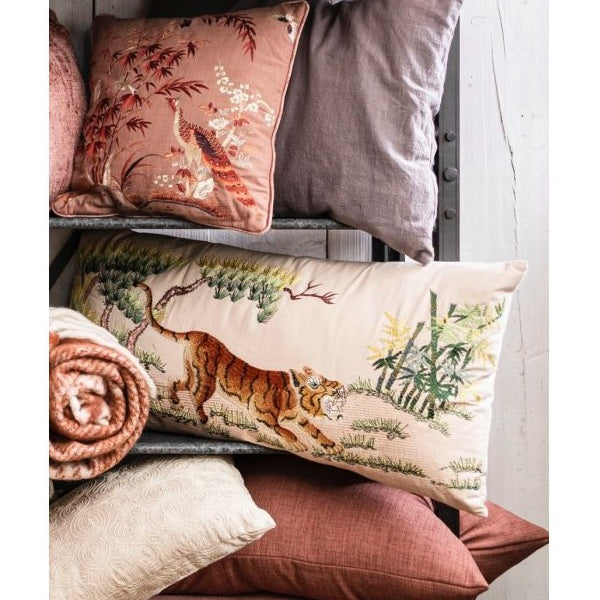 Coussin magnifiquement brodé à la main avec un tigre subtilement coloré