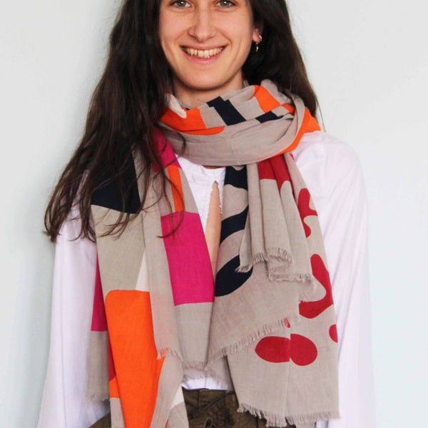 Foulard en coton bio porté autour du cou.