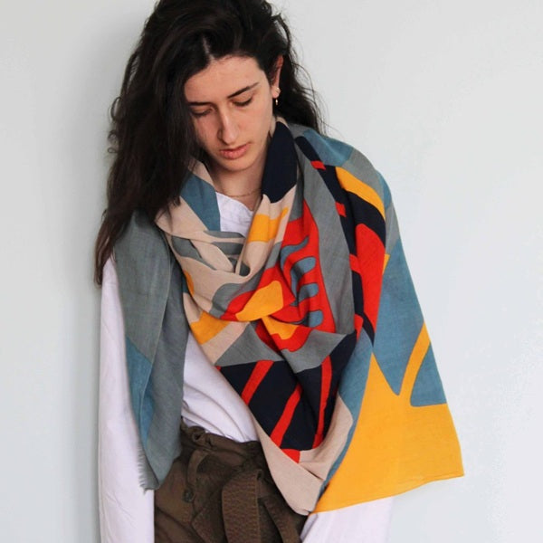 Grand foulard Les Belles Vagabondes en coton bio. À porter en écharpe ou en paréo, motifs colorés et impression artisanale indienne.