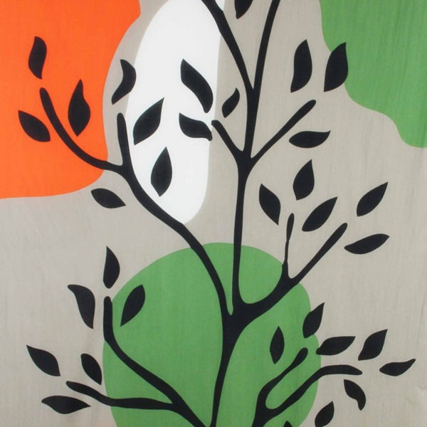 Foulard en coton bio, modèle Sycomore, motif végétal sur fond graphique beige, blanc, vert et orange.