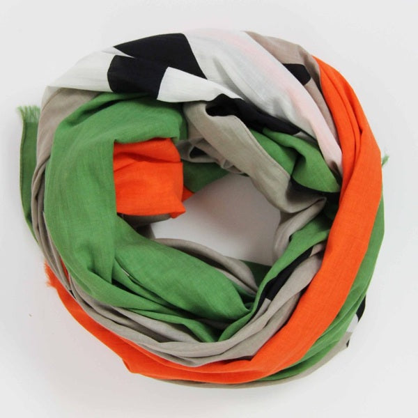 Foulard en coton bio, modèle Sycomore, coloris vert, orange, noir, blanc et beige. 