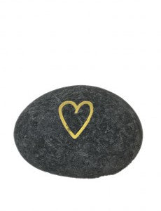 galet en pierre avec un coeur doré