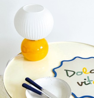 Lampe avec pied en verre de couleur et abat-jour en verre mat strié
