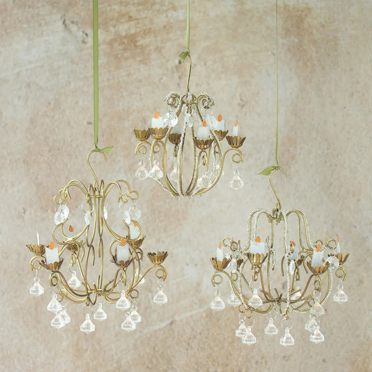 Petit lustre à pampilles en métal doré avec des perles blanches, à suspendre.