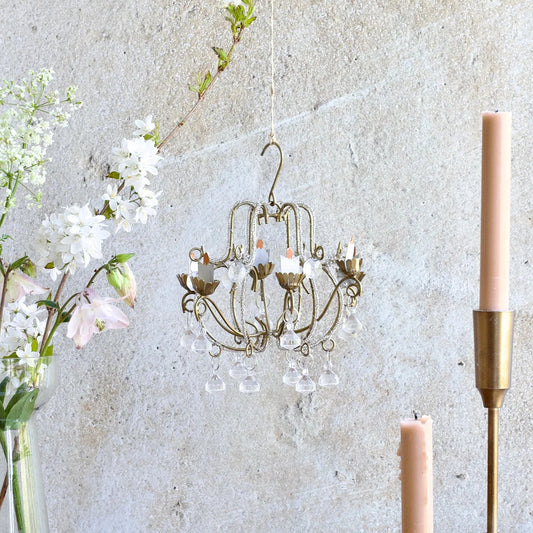 Petit lustre à pampilles en métal doré avec des perles blanches, à suspendre.