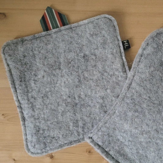Manique carrée en laine feutrée française, coloris gris clair.