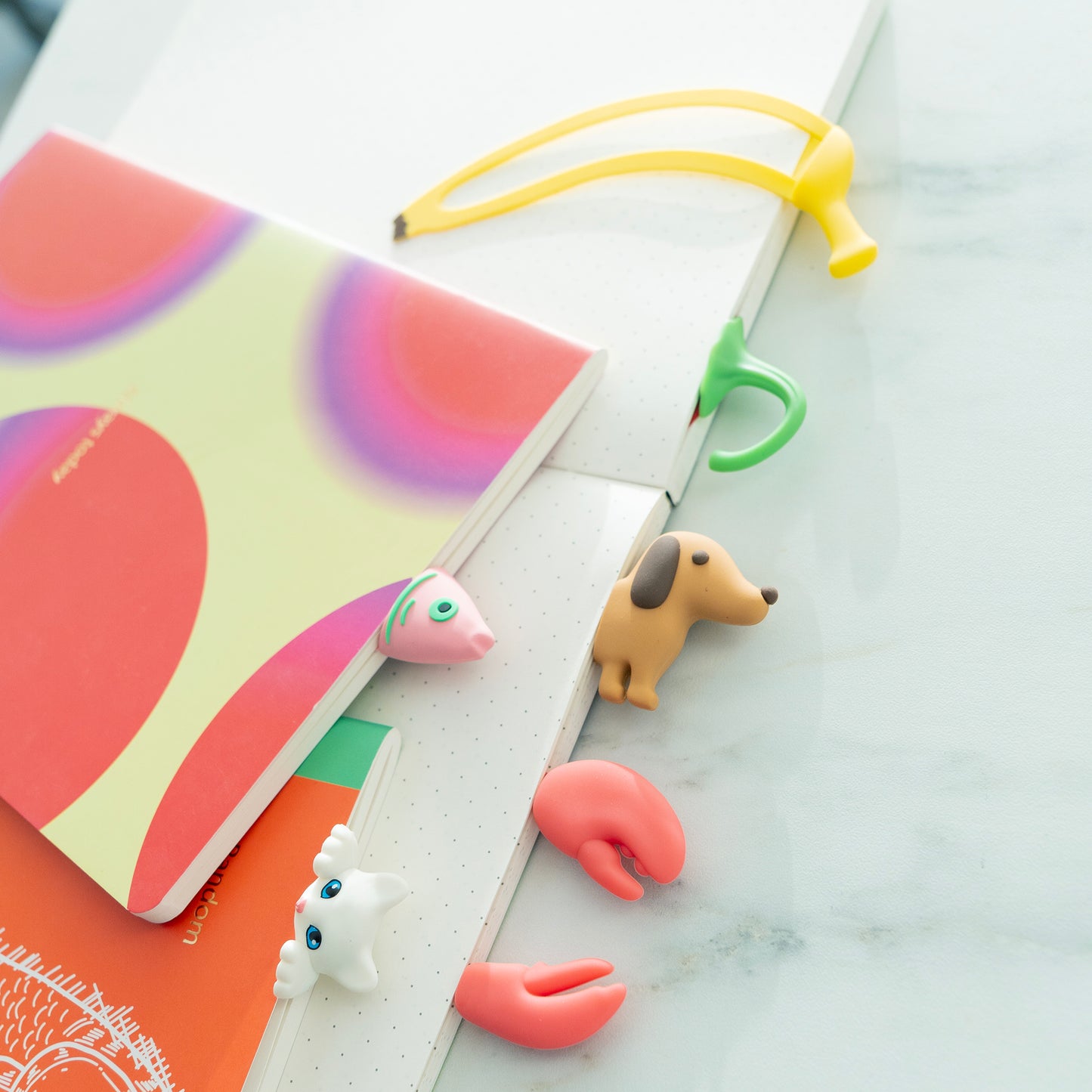 Marque-pages dépassant de différents carnets. 